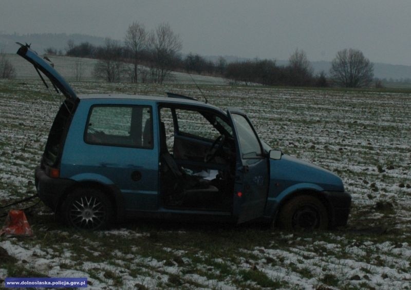 Uciekali kradzionym autem i zakopali się na polu