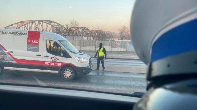 Policjanci sprawdzali trzeźwość kierowców po obu stronach mostu nad Wisłą w Grudziądzu