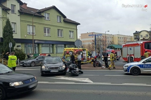 Policjant kierował ruchem, piesi przechodzi jakby nic się nie stało