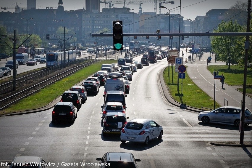 Wrocław: Legnicka zakorkowana od pl. Strzegomskiego (ZDJĘCIA)