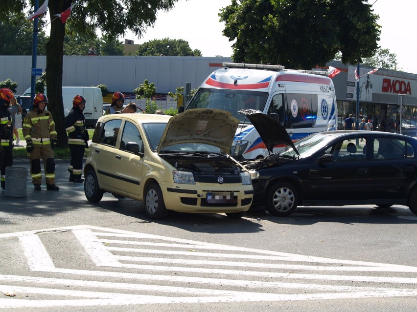 Wypadek na ul. Hallera w Ostrołęce, 16.08.2021. Zderzenie dwóch samochodów osobowych. Zdjęcia 