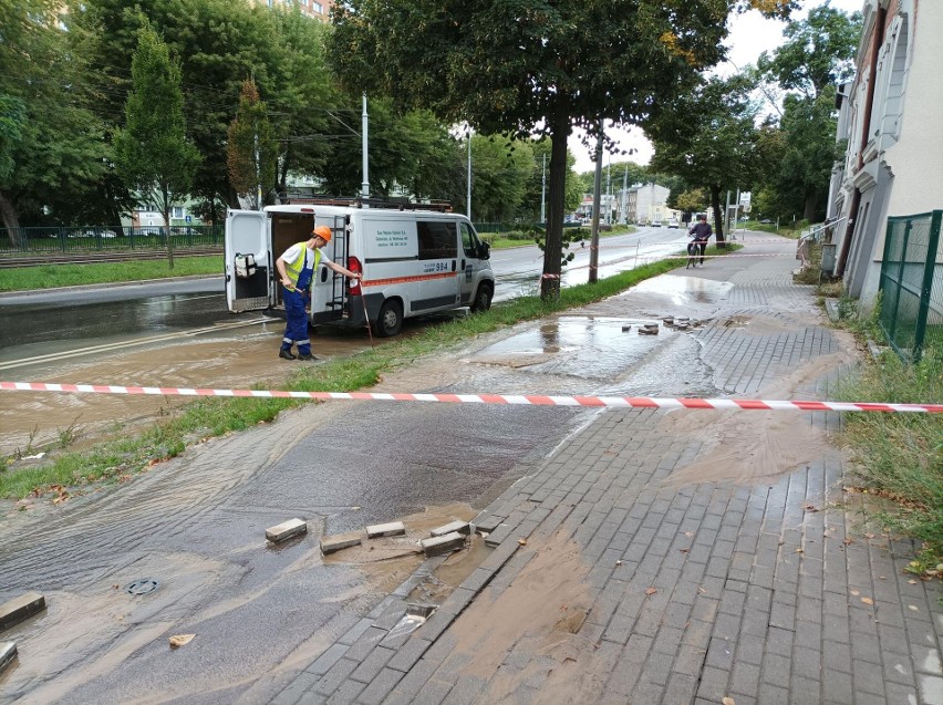 Awaria wodociągowa przy ul. Kartuskiej 13.09.2021 r. Służby SAUR pracują przy jej usunięciu. Spore problemy z dostawą wody