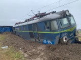 Śmiertelny wypadek na torach w Gołuchowie. Zderzenie pociągu i tira. Kierowca samochodu nie przeżył. Kilka wagonów wykolejonych. Zdjęcia