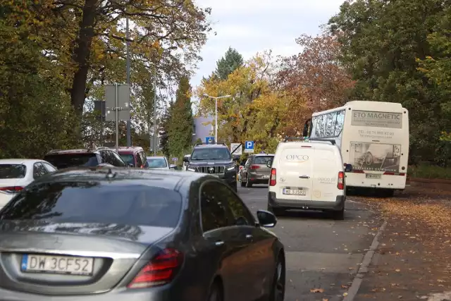 Niezależnie od kierunku ruchu, kierowcy na ul. Waligórskiego muszą uważać. Gdy dwa pojazdy jadą w przeciwną stronę, a kierujący chcą się wyminąć, jeden z nich musi "ustąpić" przejazd drugiemu.