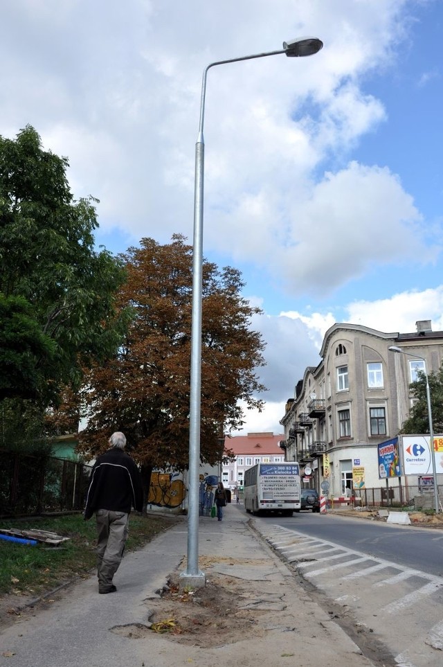 Przy ulicy Traugutta Latarnia stanęła na środku chodnika.