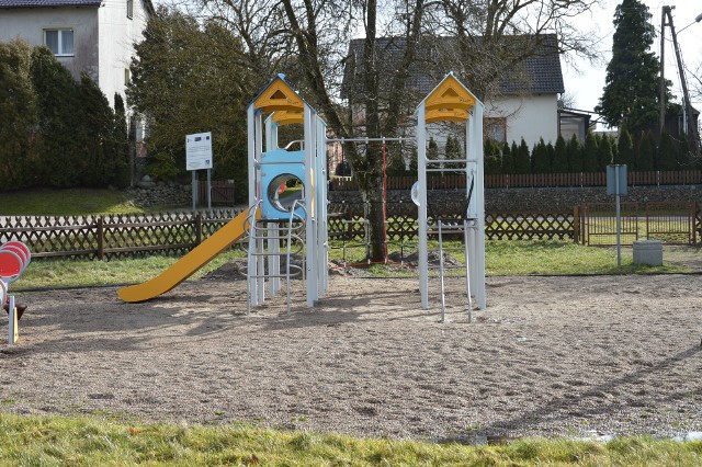 W Ząbinowicach jest już piękny plac zabaw. Karuzele i zjeżdżalnie dla dzieci.