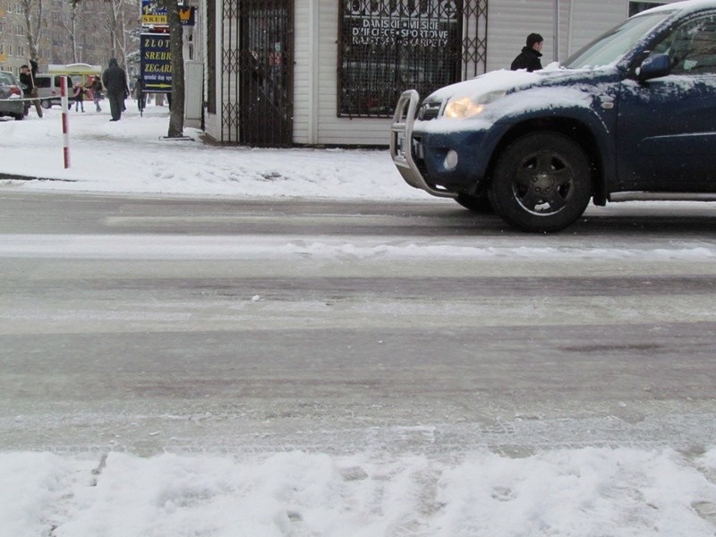 Ostrołęka pod śniegiem. Ulice jak lodowisko (zdjęcia)