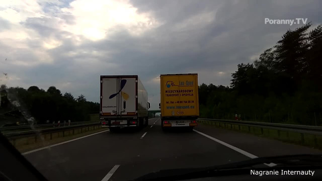 S8 zablokowana przez dwa TIR-y na trasie Warszawa - Białystok. Dwa pasy były zablokowane przez około 10 kilometrów [WIDEO]