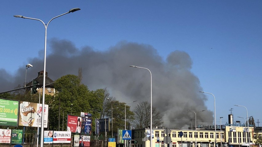 Pożar hali przy ulicy Morskiej w Koszalinie. Płonął zakład produkcyjny [ZDJĘCIA]