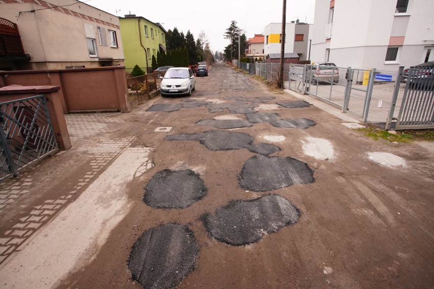 Niecodzienny sposób na łatanie dziur w Poznaniu. Jedna z...