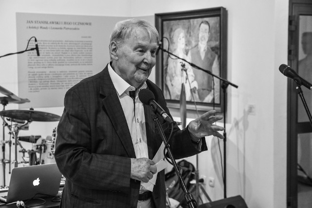 Leonard Pietraszak podczas przekazywania kolekcji obrazów J. Stanisławskiego bydgoskiemu Muzeum Okręgowemu im. L. Wyczółkowskiego (2021)