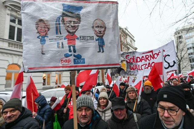 Polacy tłumnie zaprotestowali w Warszawie. Kielkadziesiąt tysięcy ludzi wyszło na ulice. Teraz środowisko Prawa i Sprawiedlwości mobilizuje ludzi do manifestacji we Wrocławiu.