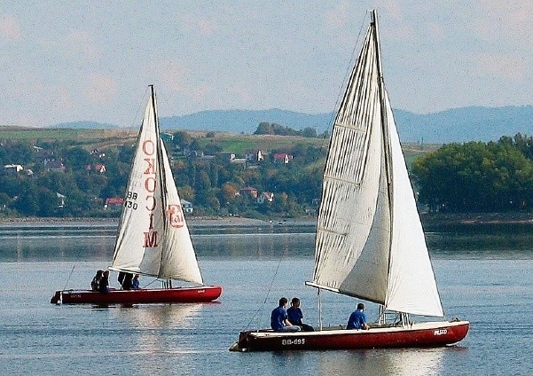 Jesienią Jezioro Żywieckie oblegają żeglarze