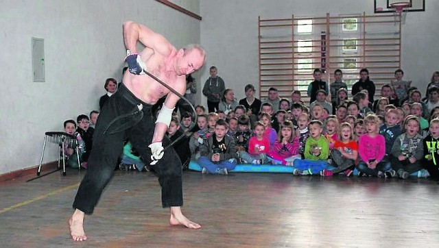 Jurij Ziniewicz,  sportowiec szkoły Karate DO Black Combat, kaskader i artysta cyrkowy, zadziwił uczestników spotkania.  