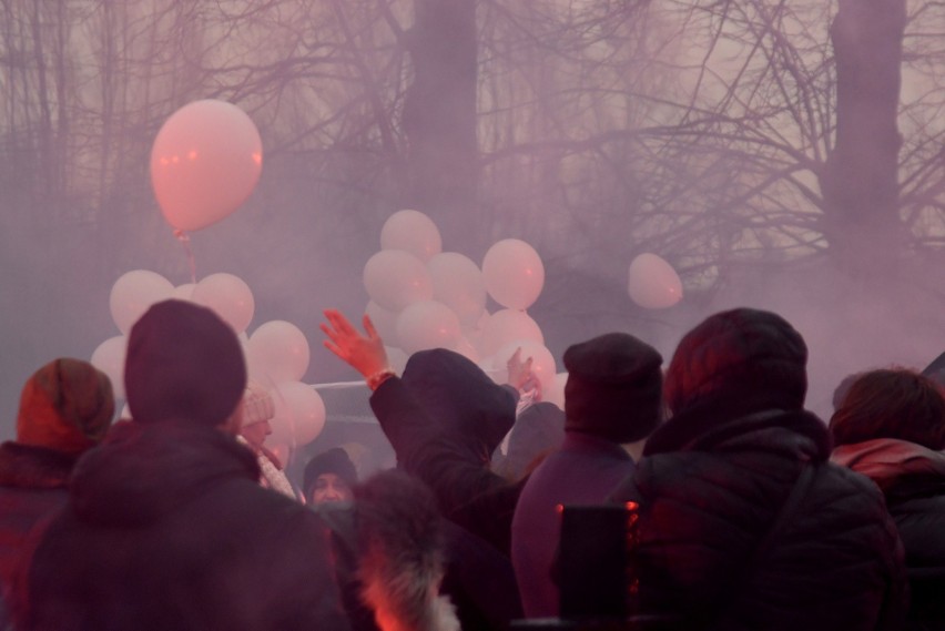 Pogrzeb Tymona Sokołowskiego w gminie Gózd. Piękną oprawę wykonali kibice