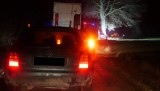 Niebezpieczny wypadek w Żelistrzewie (pow. pucki). Samochód rozbił się na drzewie. Jedna osoba jest ranna. ZDJĘCIA