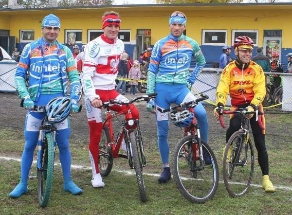 Kieleckie asy kolarstwa przed startem w Białogonie, od lewej: Tomasz Brożyna, Mariusz Witecki, Zbigniew Piątek, Kazimierz Stafiej.