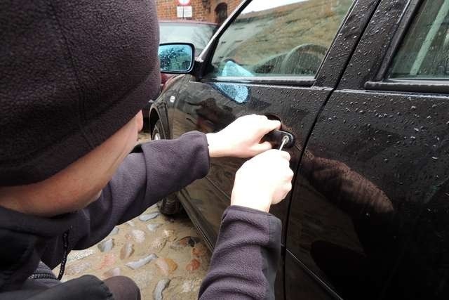 Mężczyzna, który zabrał auto mieszkance Bajerza nie musiał się do niego włamywać. Miał zapasowe kluczyki