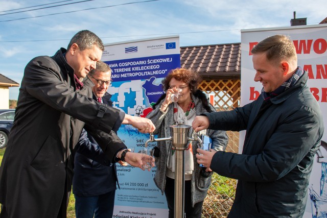 Smak wody z nowego wodociągu testowali prezes Wodociągów Kieleckich Henryk Milcarz, wójt gminy Sitkówka-Nowiny Sebastian Nowaczkiewicz, zastępca wójta Łukasz Barwinek i sołtys Kowali Renata Posłowska.