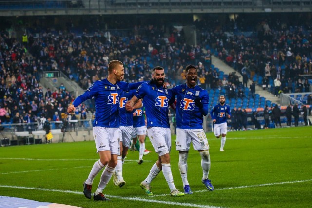 Lech Poznań niedzielnym meczem z Górnikiem Zabrze żegna się z kibicami na ponad dwa miesiące. Trener Kolejorza Maciej Skorża nie kryje, że bardzo zależy mu na zwycięstwie w niedzielnym pojedynku. - Prowadzenie po jesieni jest ważne z wielu względów. Chcemy, aby kibice byli usatysfakcjonowani. Takie zakończenie roku byłoby miłe dla każdego kibica Lecha - przyznał szkoleniowiec. Jak będzie wyglądał skład Lecha Poznań na ten mecz? Wielkich zmian w porównaniu z ostatnim starciem z Radomiakiem, nie należy się spodziewać. W naszej galerii przedstawiamy prawdopodobną wyjściową "11" Lecha Poznań na pojedynek z Górnikiem Zabrze.Oto prawdopodobna wyjściowa "11" Lecha Poznań na pojedynek z Górnikiem Zabrze --->