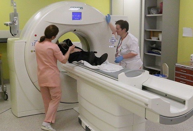 W OCO na tomografię komputerową czeka się miesiąc. Od stycznia pacjenci z zieloną kartą będą mieli pierwszeństwo, kolejka się wydłuży. Na razie nie wiadomo, ile pieniędzy będzie na badania.
