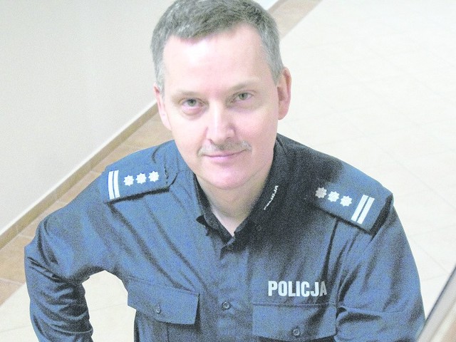 Wiesław Tyl  ma 46 lat.  Służbę w policji rozpoczął w 1988, 4 lata później został absolwentem Wyższej Szkoły Policji w Szczytnie