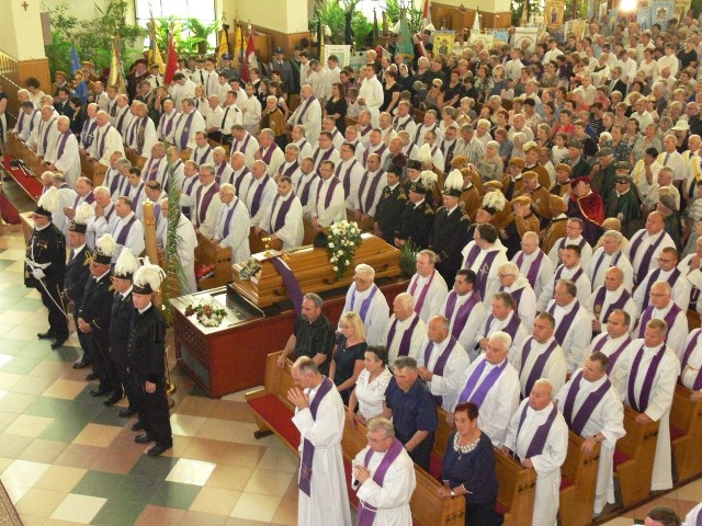 Prałata Józefczyka żegnał Grzegorz Kiełb, prezydent miasta Ksiądz Michał Józefczyk zmarł w wieku 70 lat. Parafianie, przyjaciele mówią, że odszedł za szybko, bo miał długą listę planów