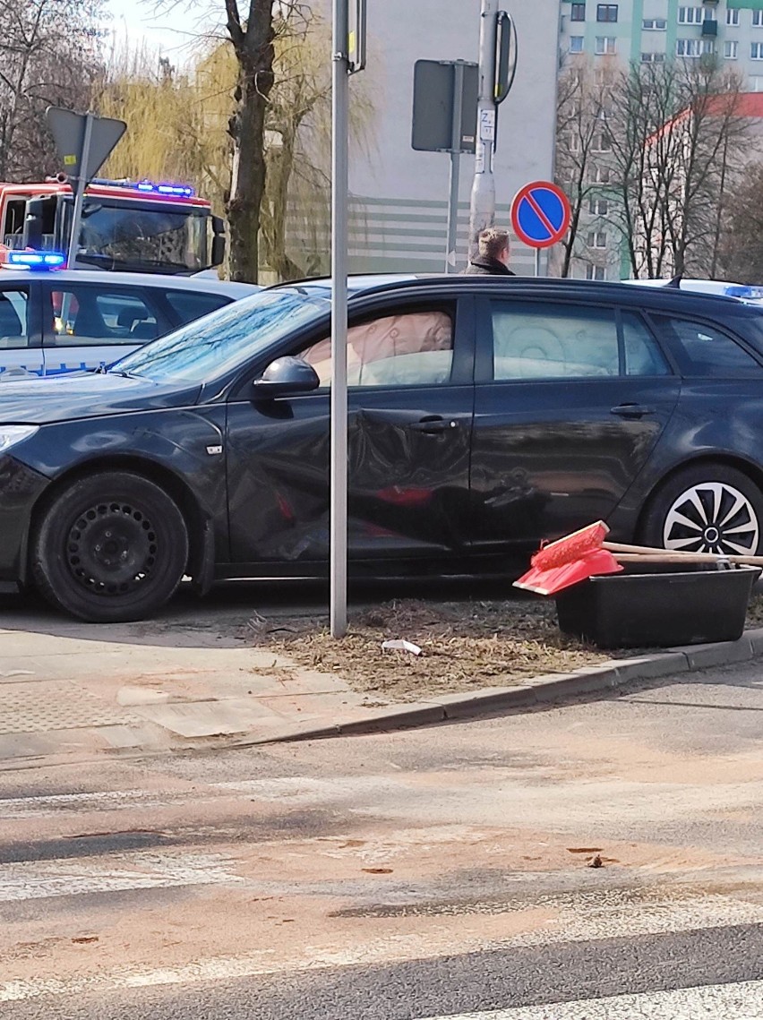 Wypadek osobówki z motorem w Częstochowie. Motocyklista trafił do szpitala