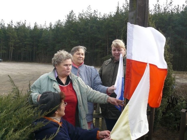 - Dbamy o nasz krzyż, bo to ważne dla całej wsi miejsce - mówią parafianki z Trzebicza