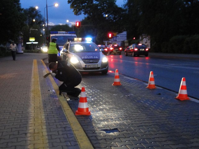 Policjanci szukają świadków tragicznego wypadku, do którego doszło w sobotę, 14 maja na przystanku autobusowym przy ulicy Struga, koło sklepu Witamina w Radomiu.