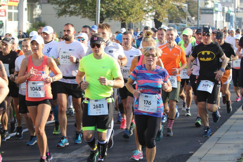 Zdjęcia z maratonu w Poznaniu 2018 - biegacze na pierwszym...