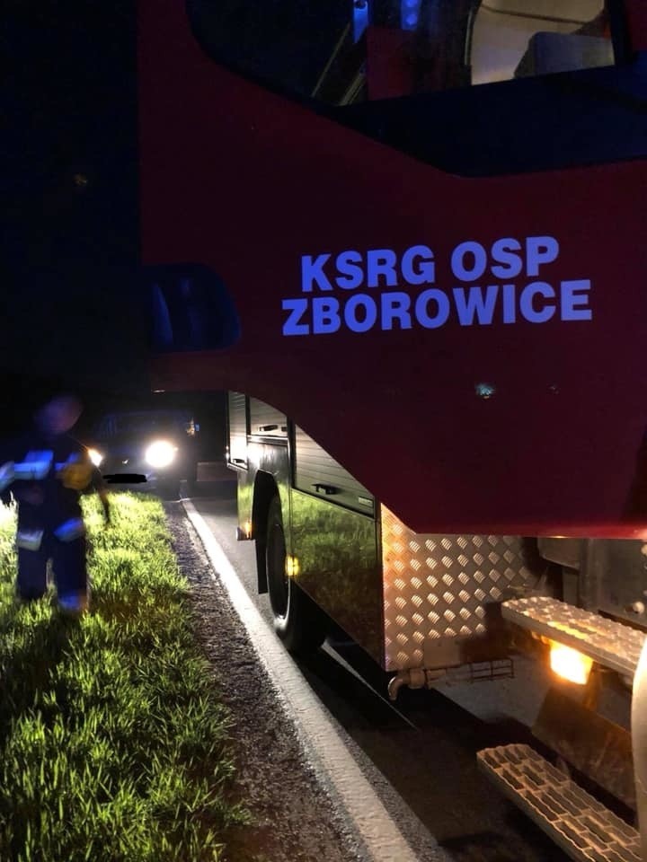 Wypadek w Zborowicach. Groźne dachowanie bmw na drodze wojewódzkiej koło Ciężkowic
