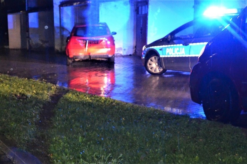 Wypadek w Tczewie! 6.10.2021 r. Pijany kierowca z zakazem kierowania spowodował dwie kolizje i uderzył w budynek. Pasażer trafił do szpitala