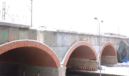 Przebudowują wiadukt kolejowy nad ulicą Grzegórzecką w Krakowie. Prace potrwają jeszcze pół roku ZDJĘCIA