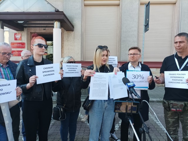 Grupa referendalna przed Urzędem Miasta w Piotrkowie