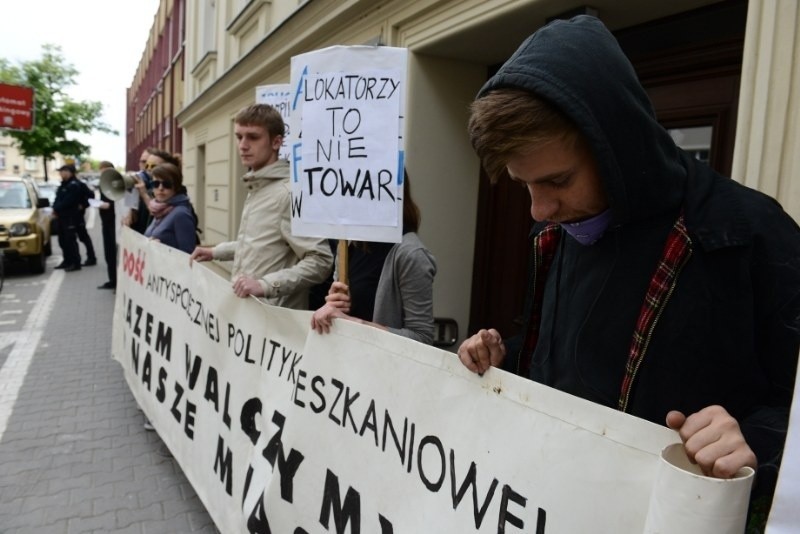 Protest anarchistów na Wierzbowej: Najpierw ludzie, potem...