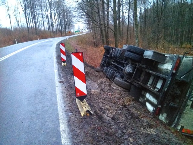 Wypadek na DK20. Ciężarówka wylądowała w rowie.