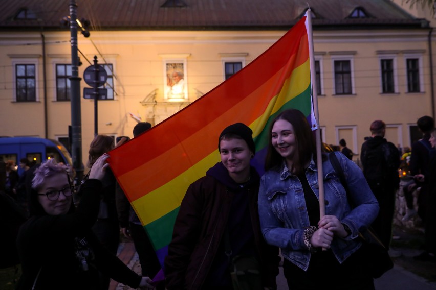 Więzienie za edukację seksualną? Protest środowisk LGBT przed krakowską kurią 