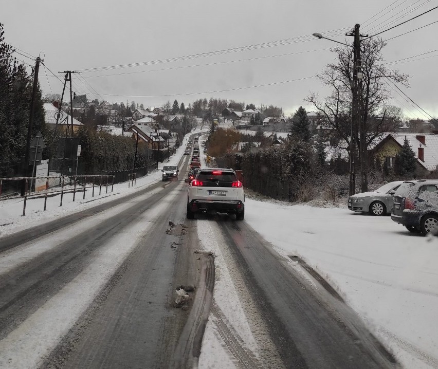 Śnieżyca spowodowała utrudnienia na drogach w powiecie...