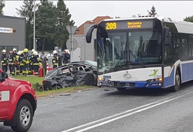 Wypadek w Balicach na drodze wojewódzkiej. Autobus zderzył się samochodem osobowym. Są ranni 