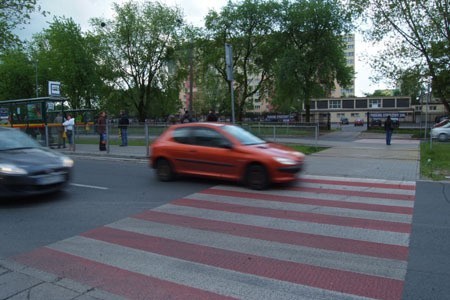 Na tym przejściu przy zbiegu ulic Dąbrowskiego i Podhalańskiej dochodzi do wypadków m.in. z udziałem uczniów pobliskiej szkoły przy ul. Nałkowskiej. 