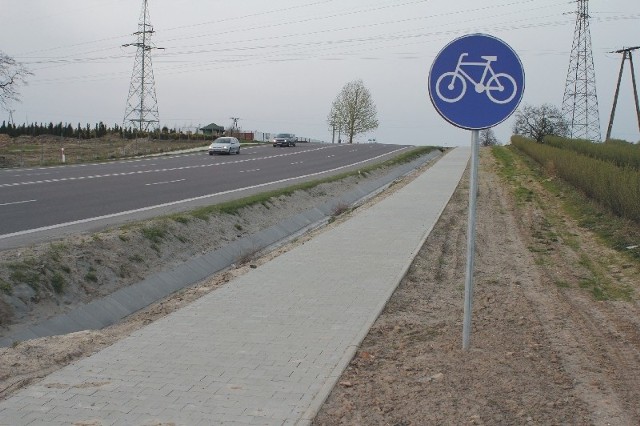 Czy tak zaprojektowana ścieżka rowerowa jest bezpieczna. Aż strach pomyśleć, że tędy będą jeździć dzieci. Okolice Duńkowiczek koło Przemyśla.