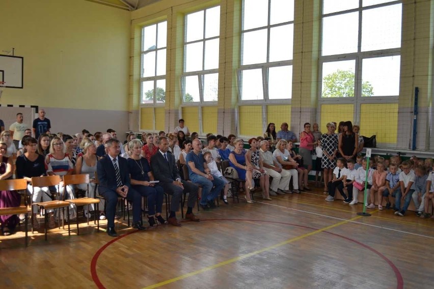 Rok szkolny w gminie Piekoszów uroczyście rozpoczęty. Nie brakuje licznych inwestycji w oświatę