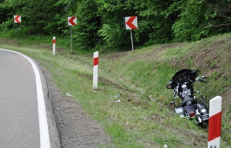 Trasa Orzysz-Giżycko. 66-latek na motocyklu musiał uciekać do rowu (zdjęcia)