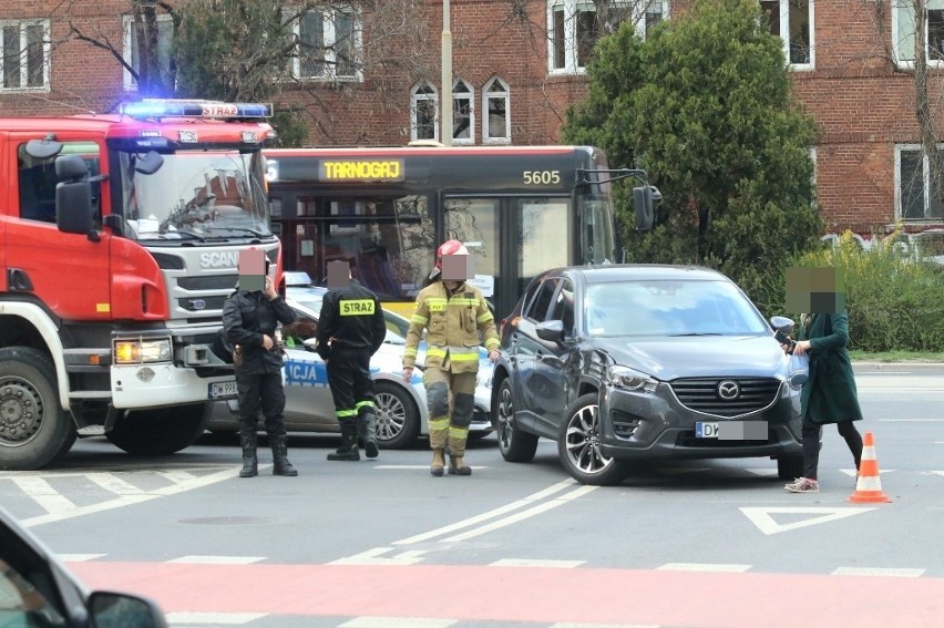 Wypadek z udziałem wozu straży pożarnej na Hallera 