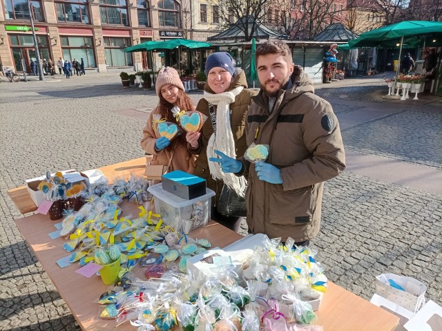 Kiermasz słodyczy na placu Solnym we Wrocławiu. Zysk ze sprzedaży jest przeznaczony dla żołnierzy walczących w obronie Ukrainy