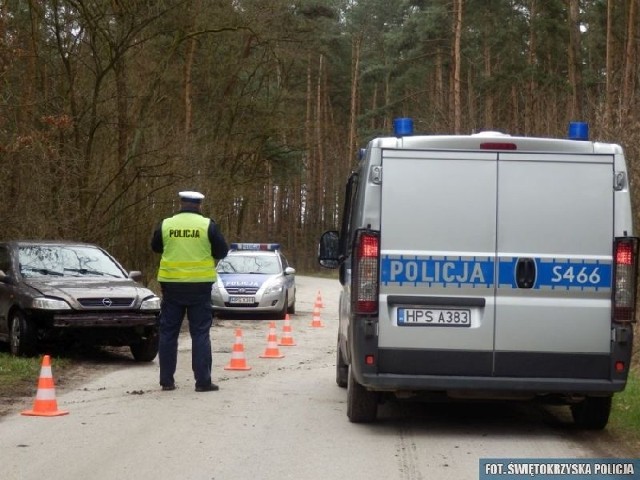 Uciekający opel na łuku wypadł z drogi i uderzył w drzewo. Kierowcy na szczęście nic sie nie stało. Uszkodzenia auta to teraz jego najmniejszy problem. Mężczyźnie może grozić nawet 10 lat więzienia