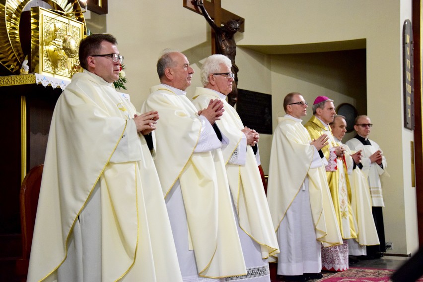 Święto Konstytucji 3 maja i uroczystości odpustowe w kościele Matki Bożej Królowej Polski w Nowej Dębie. Biskup poświęcił nowe organy