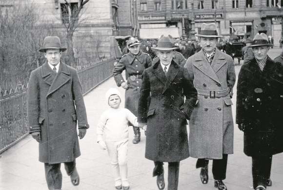 Druga połowa lat 30. Leon Wiśniewski (z lewej) z kolegami z ratusza uchwycony przez "leikowca"