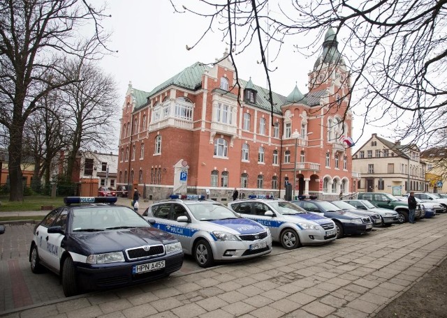 Policyjne radiowozy stały na parkingu, bo funkcjonariusze szkolili się w starostwie, jak walczyć z kłusownikami